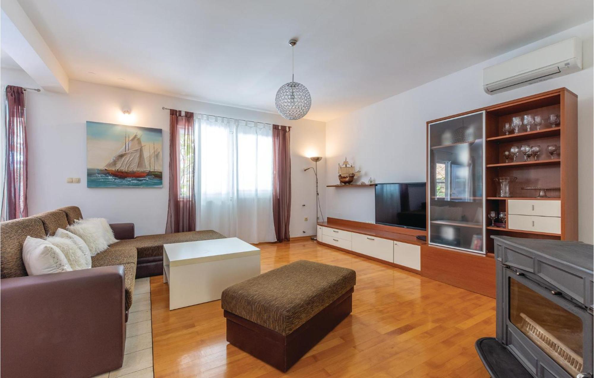 Cozy Home In Kastel Luksic With Wifi Kaštela Buitenkant foto